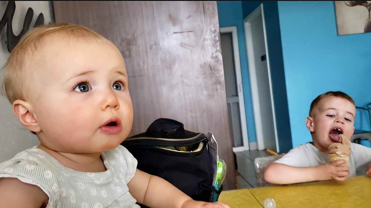 Малышка обожает мороженое!! У малышки Обри самые милые и забавные движения!!!