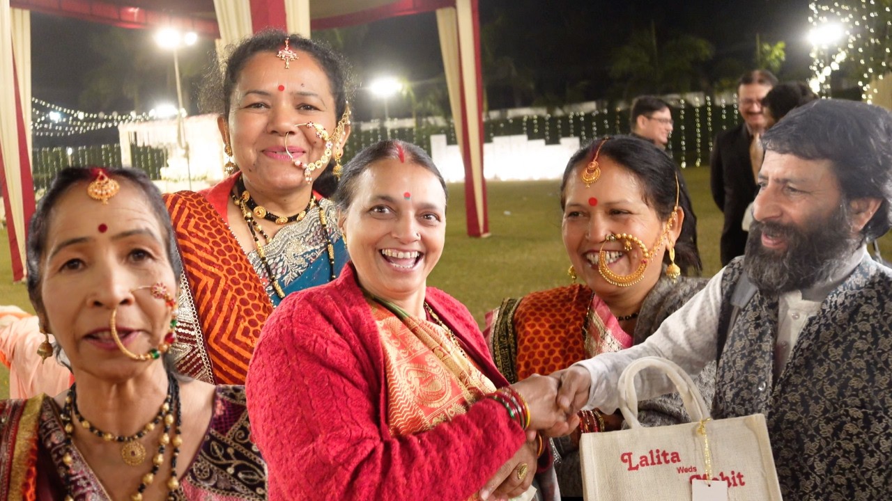 बुलाने पे भी ना पहुँचे Pawan Pahadi तो सबने डाली घात, बचपन के मित्र से मिलाये ईजा ने हाथ