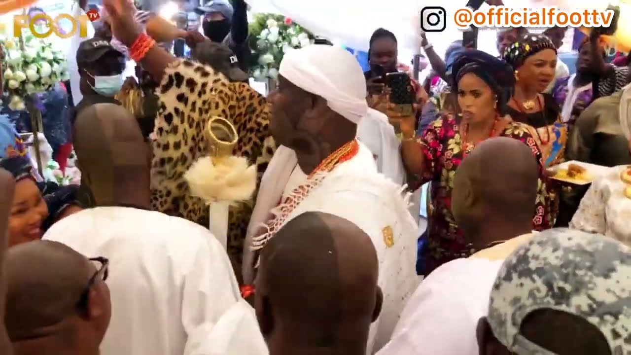 Yinka Ayefele sing praise Ooni of Ife as arrives Olojo Festival party