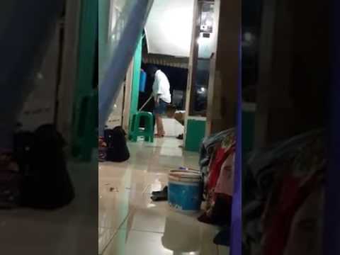 KASIHAN ANAK INI DIPUKULI IBU TIRI NYA