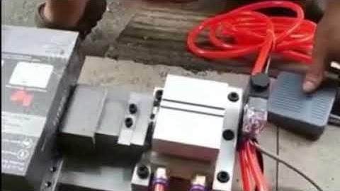 Rectangle hole puncher for rigid boxes