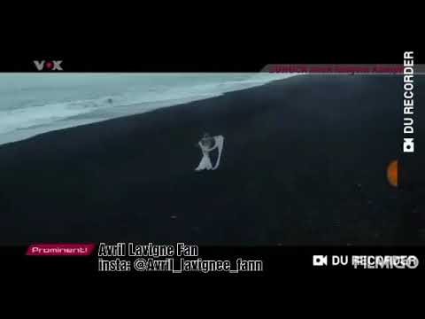 Avril Lavigne Bigger wow (music video)