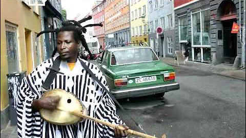 King Ayisoba synger