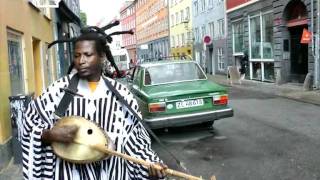 Video thumbnail of "King Ayisoba synger"