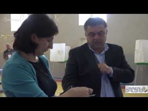 დავით შერაზადიშვილი საარჩევნო უბანზე მეუღლესთან ერთად მივიდა