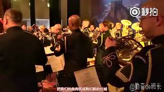 美国军乐团演奏中国国歌，台下数百名解放军立即起立…… 全场大合唱！这，就是中国军人！！更是中国军魂    ​