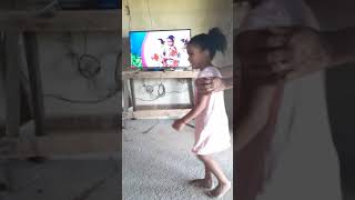 Yara Dançando A Atividade Da Escola Com A Prima