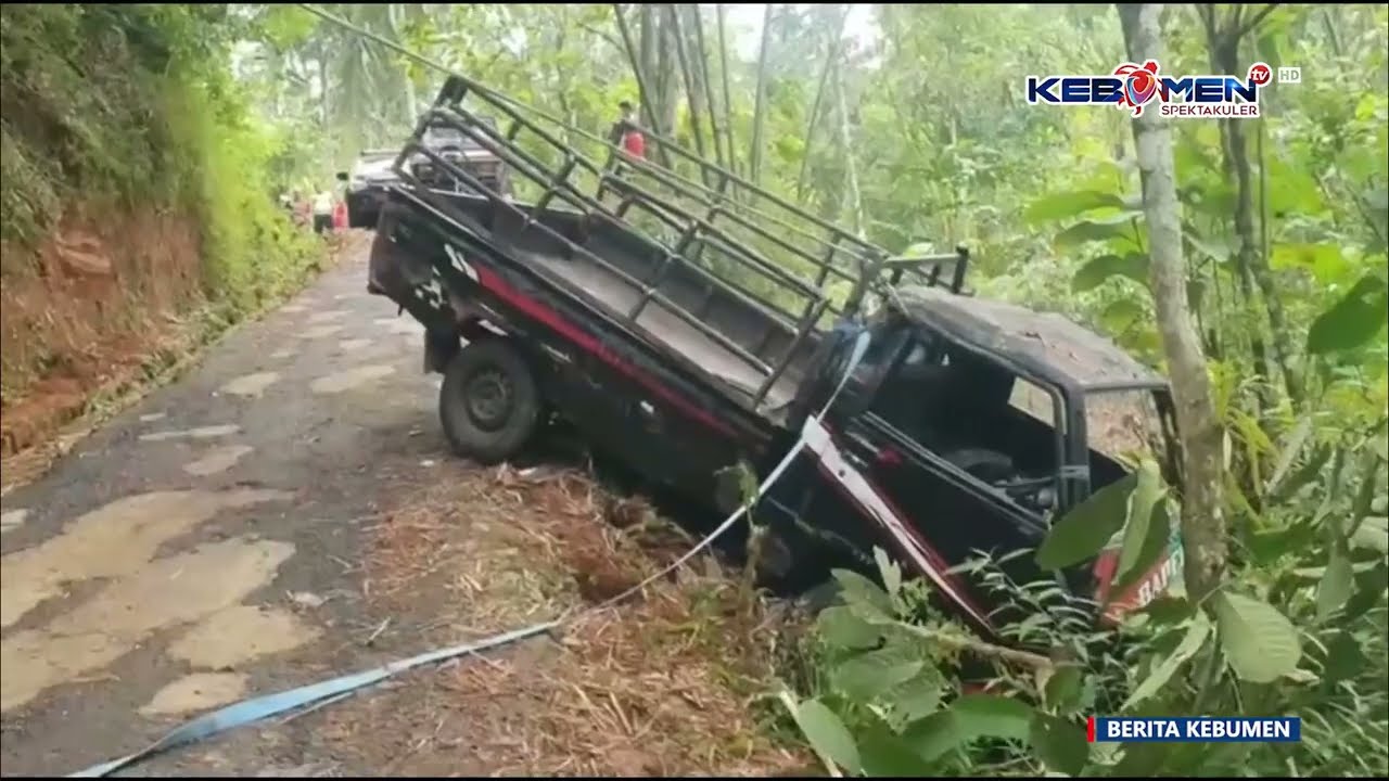 Mobil Bak Terbuka Terguling di Sempor; 3 Orang Tewas