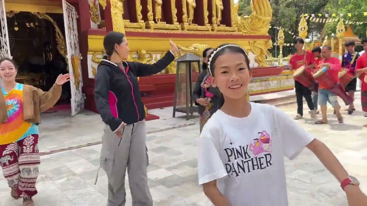 แห่กัณฑ์หลอนบ้านศรีวิไล ธิดาลาวใส่ถ่านมาหลายก้อน