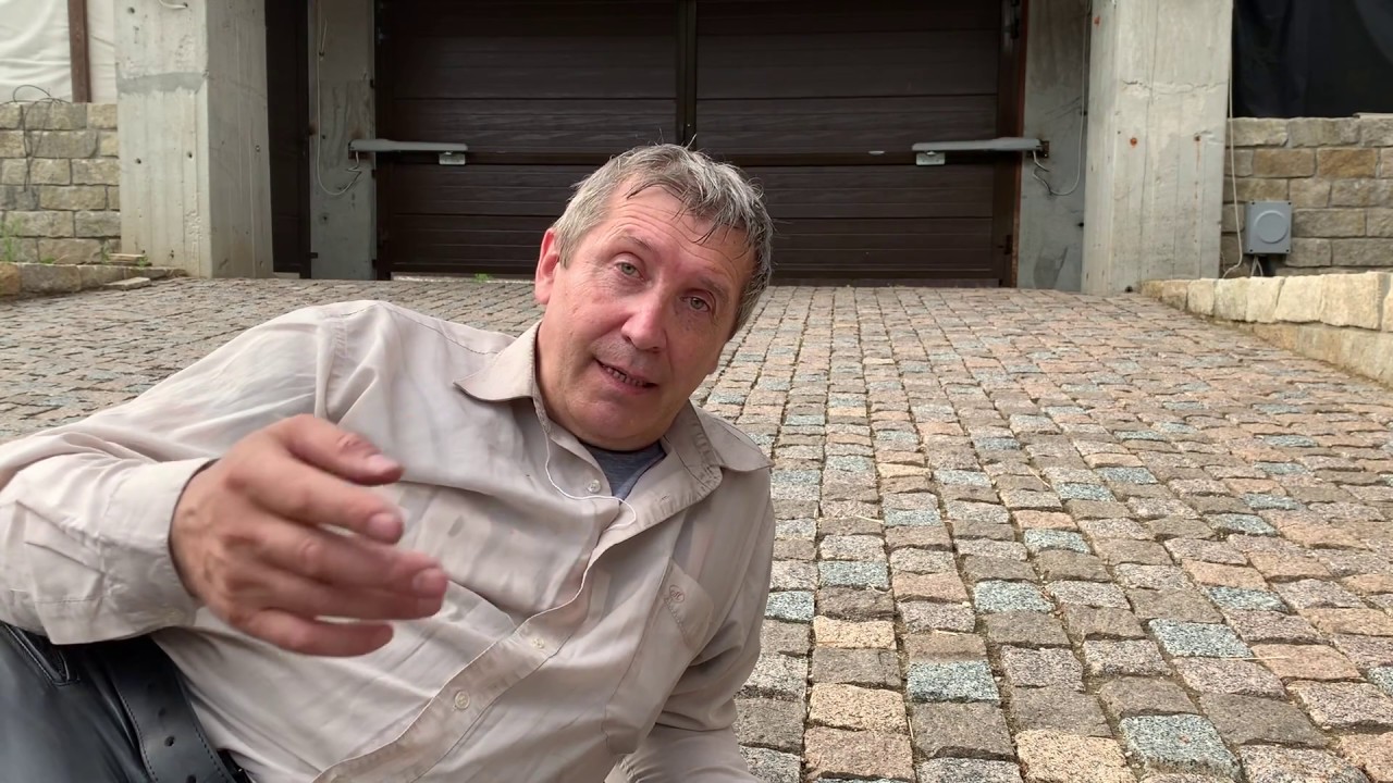 Шесть лет гранитной брусчатке на песке . Кубик  10х10х10см , и никакой таблетки .