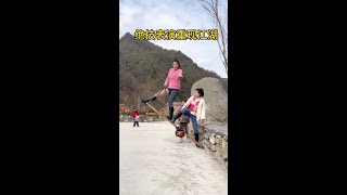The long-lost magic performance reappeared in the martial arts world, which made the passersby and