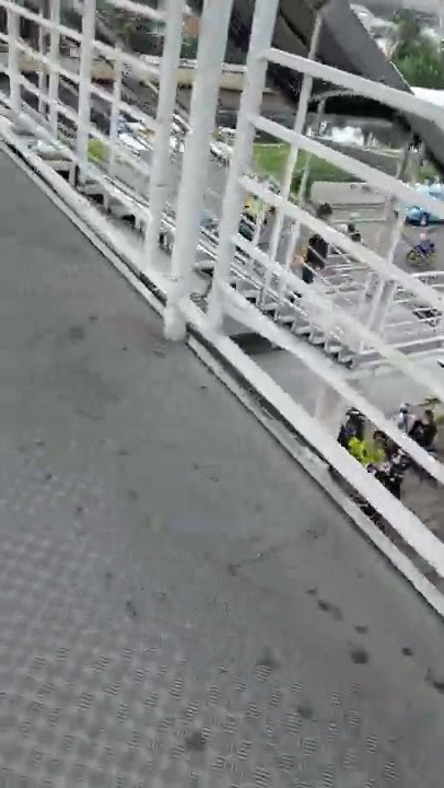 snap wa ig jalan kaki di atas jembatan penyebrangan jakarta barat