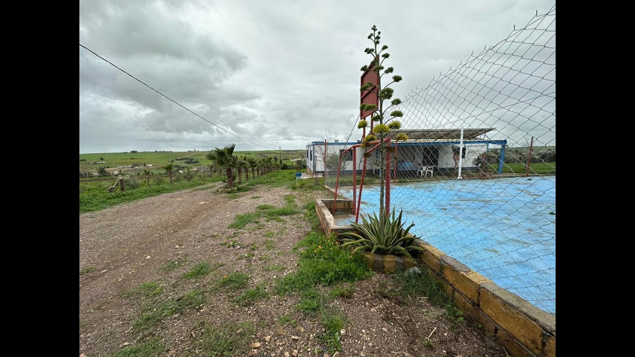 فيرمة كبيرة ومتكاملة 21 هكتار فيها دار، ولكوارا مسبح وملعب باسكيط 