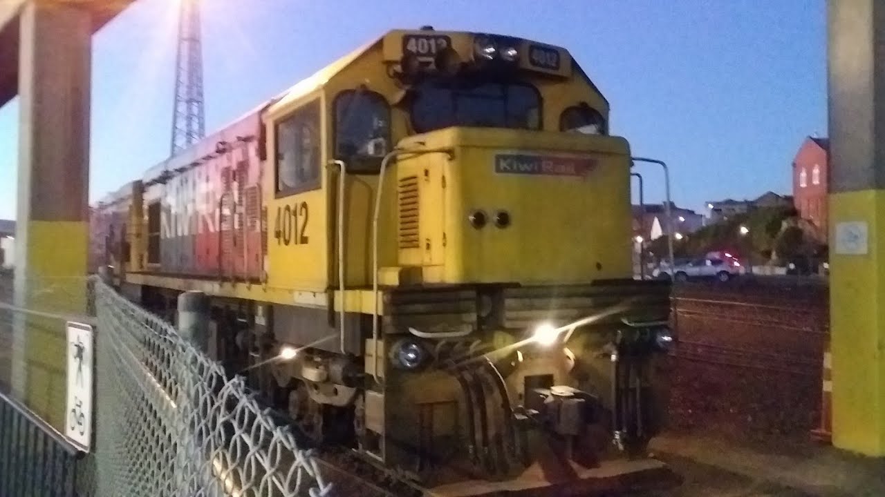 Kiwi Rail DC 4012 leading DXB 5074 Seadown
