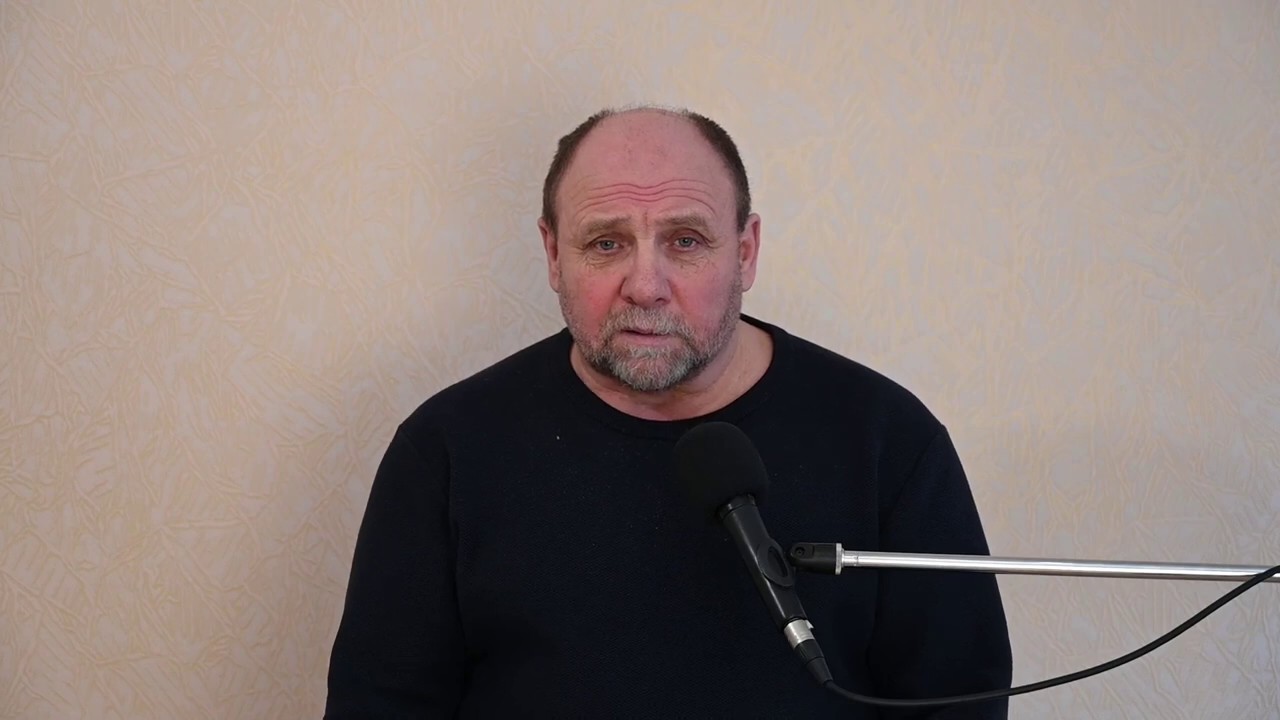 Гул затих, он вышел на подмостки - Юрий Коростелев - YouTube