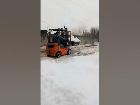 Чистка снега погрузчиком. - YouTube