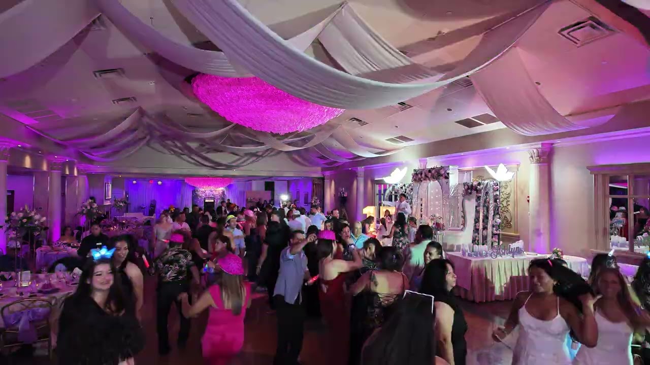 NOCHES DE FIESTAS = CREST HOLLOW COUNTRY CLUB