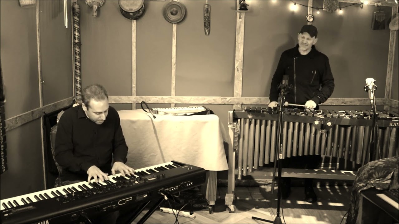 נערה במשקפיים - דואו מרימבה