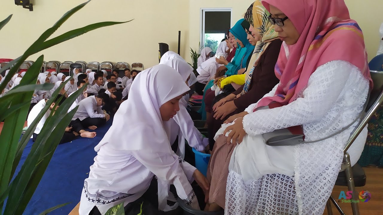 Sungkeman Ke Orang Tua dan Guru siswa SMKN 49 Jakarta - YouTube