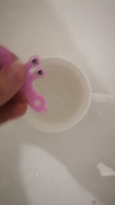 Игрушка которая меняет цвет в тёплой воде. - YouTube