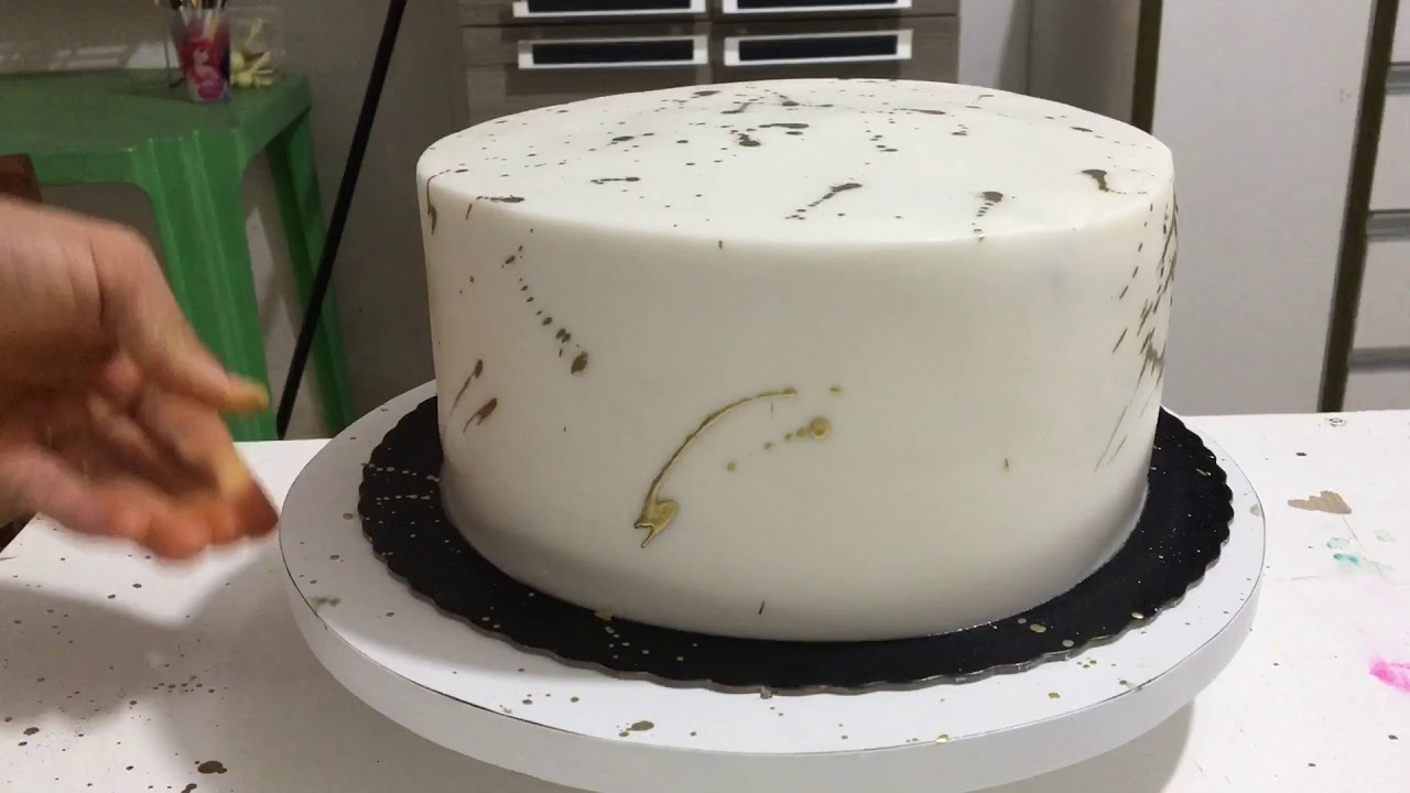 Bolo em glacê mármore e flores feitas em molde