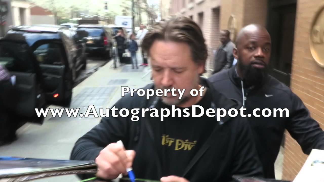 Russell Crowe signing autographs in NYC - YouTube