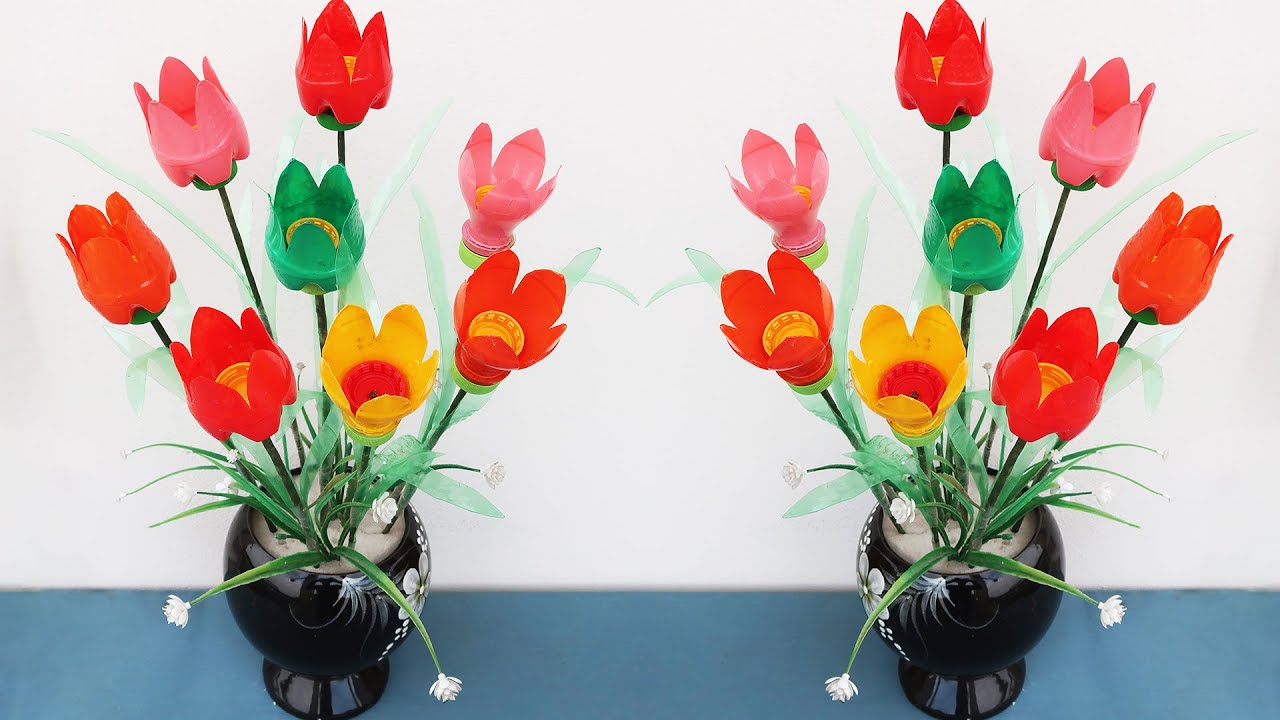 Из переработанной пластиковой бутылки делают красивые тюльпаны в цветочном горшке