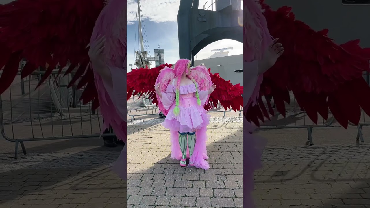Stealing your friends girls at cons with my big… ✨wings ✨ 