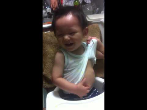 おへそを触って大喜び