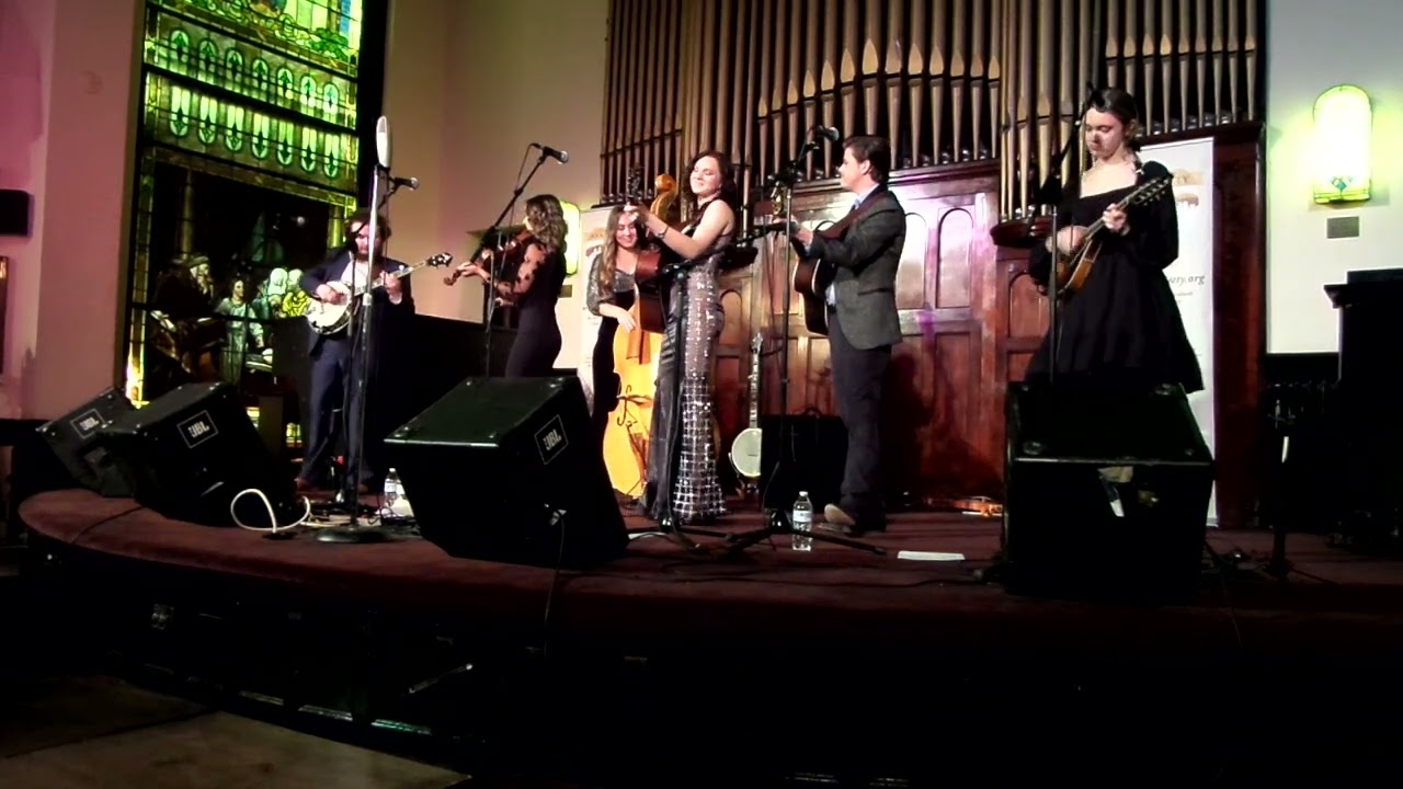 Obejrzyj Whispering (Great Aunt Stella Center) | The Burnett Sisters Band & Colin Ray w YouTube