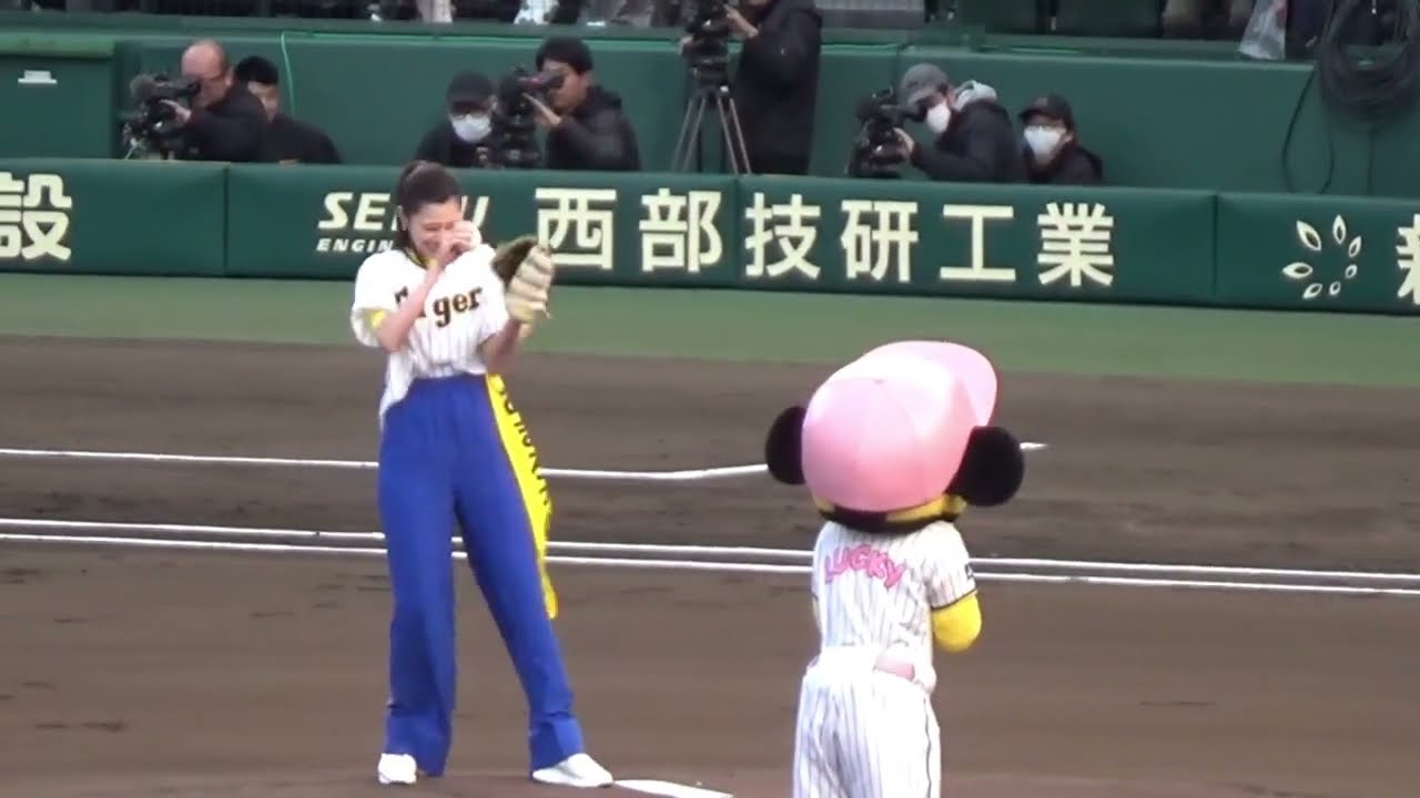 投げ方が分からなくなる中条あやみ 2024.04.11　阪神VS広島