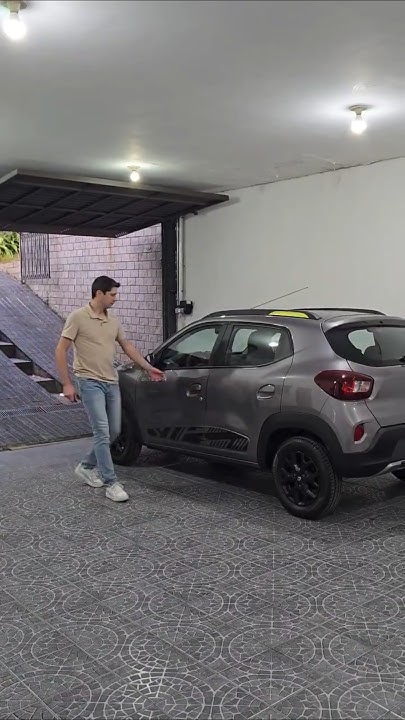 Kwid Outsider saindo da Garagem