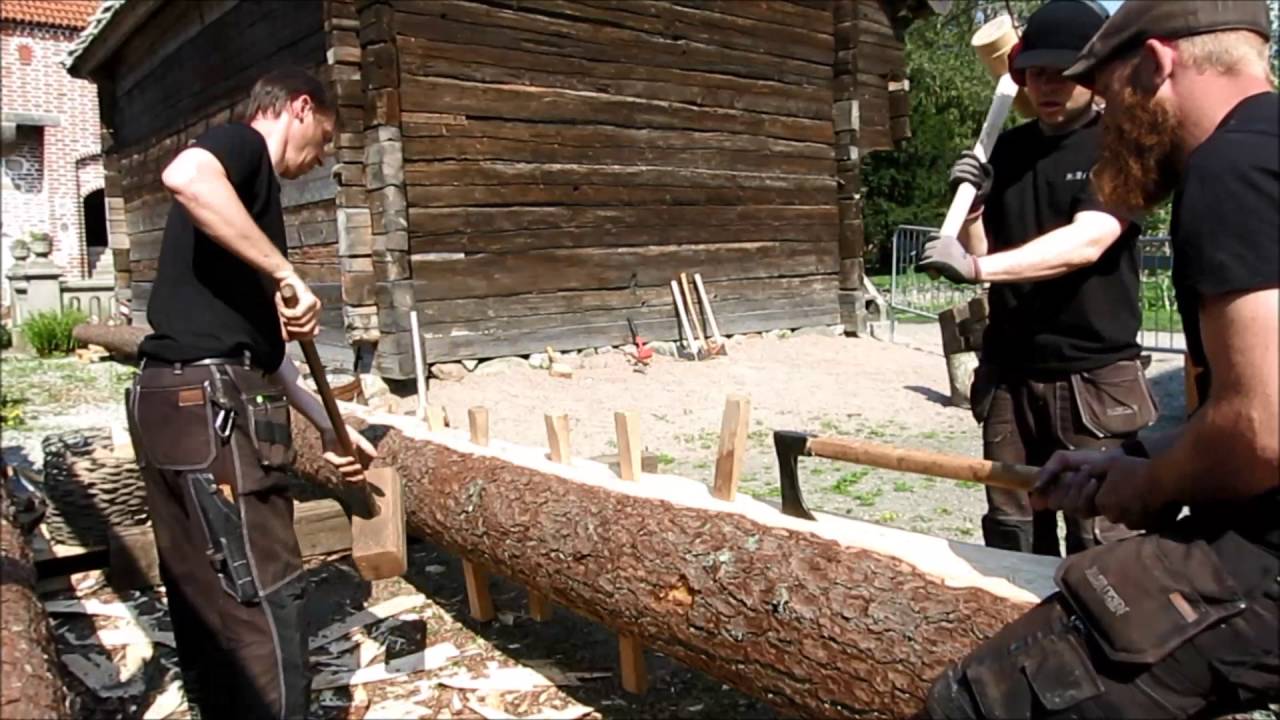 Klyvning av stockar till golvplank på Kulturen i Lund