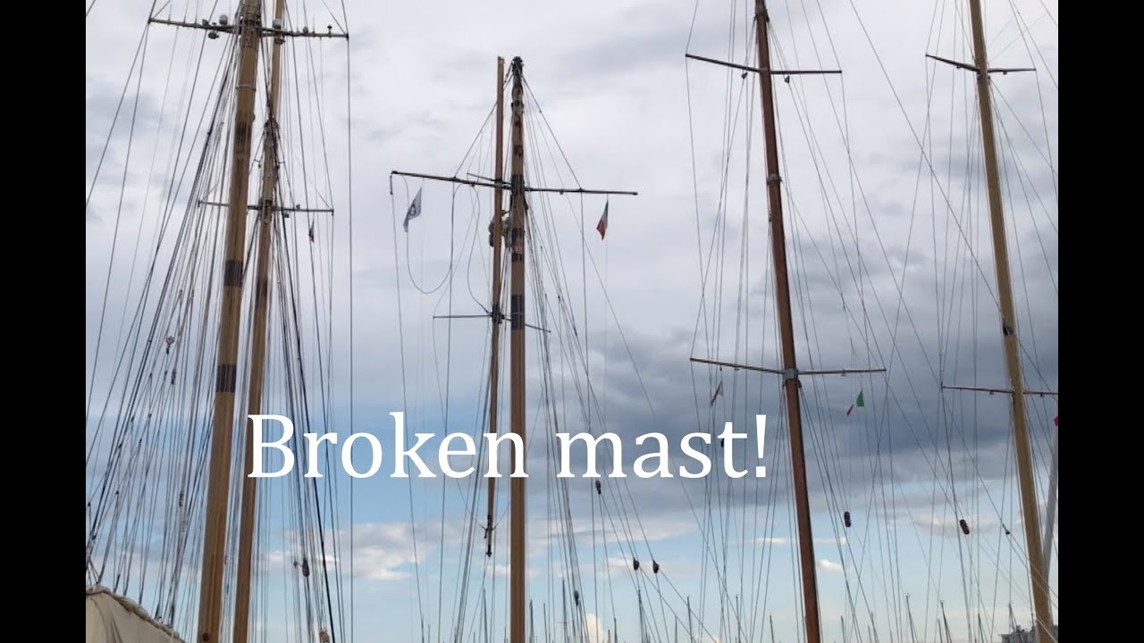 Broken mast, Wooden boats and a fixed windlass.