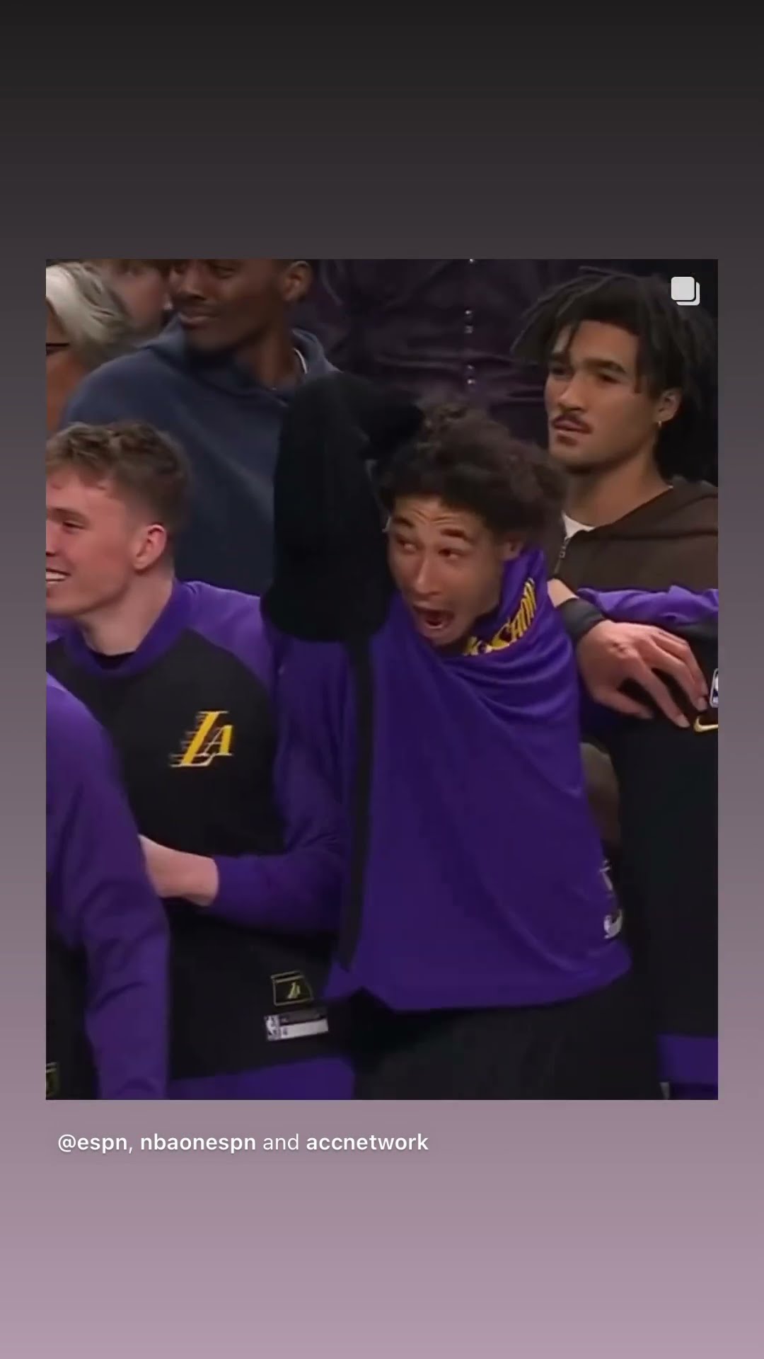 With the left hand #hoodnews #lebronjames #NBA #shortvideo #basketball #lakers #omg #how #wow #dunk