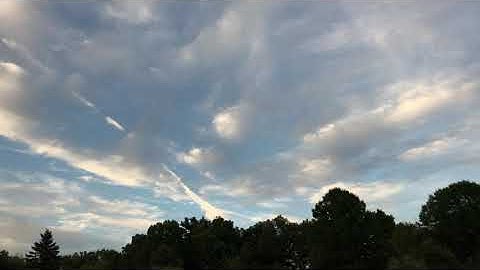 Time-lapse - Cirrus clouds and contrails