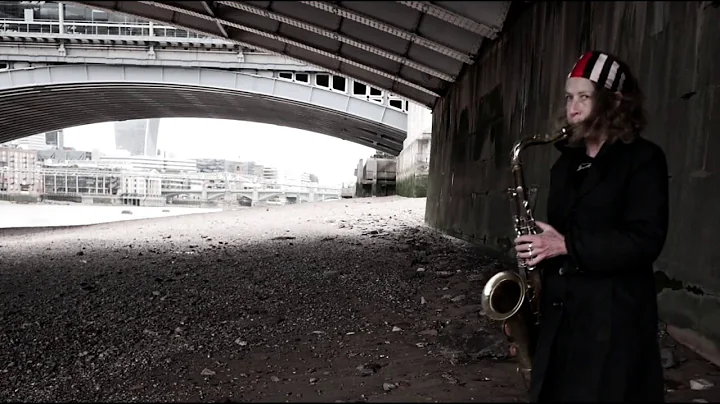Sue Lynch (tenor saxophone), Blackfriars Bridge. L...
