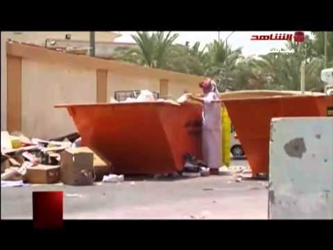 شايب بكيفان يأخذ الخضرا وبقايا الاكل من حاويات القمامة