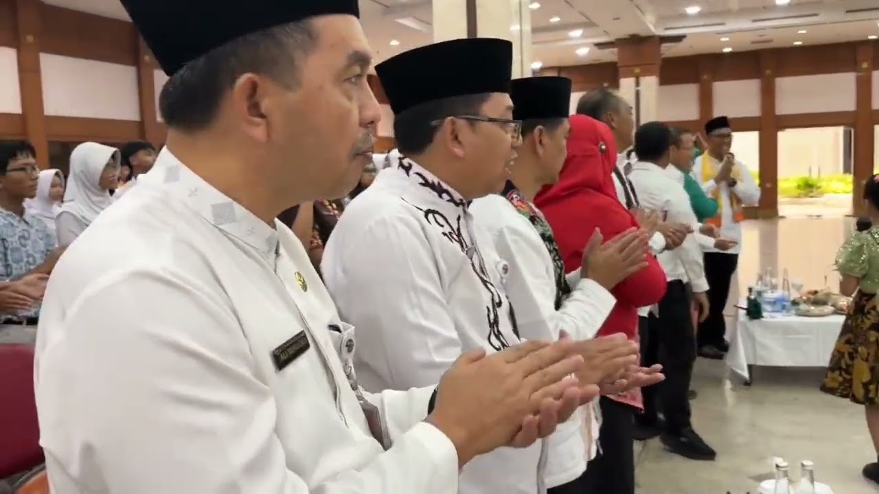 ABIGAIL SING ALONG BERSAMA KADISDIK, KASUDIN DAN PEJABAT2 KOTA JAKARTA BARAT