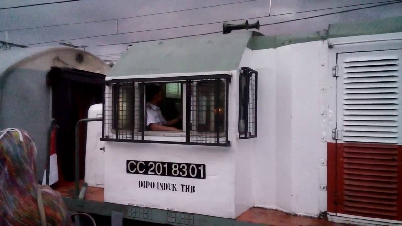 Keberangkatan Kereta Api Lokal Rangkasbitung dari Stasiun Duri Jakarta