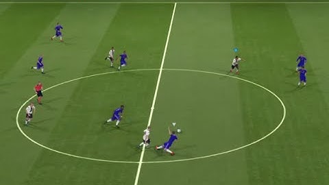 PES 2016 major bug: blind referees, tackle spamming