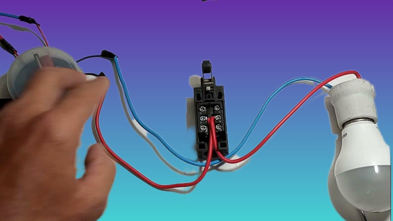 Como automatizar uma lâmpada de garagem usando relé fotocelula mais chave fim de curso