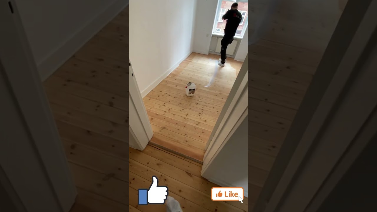 Afslibning af fyrretræsgulve & påføring af hvid mat lak 2k
