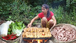Mushroom grilled in intestine on the rock | Solo cooking in jungle
