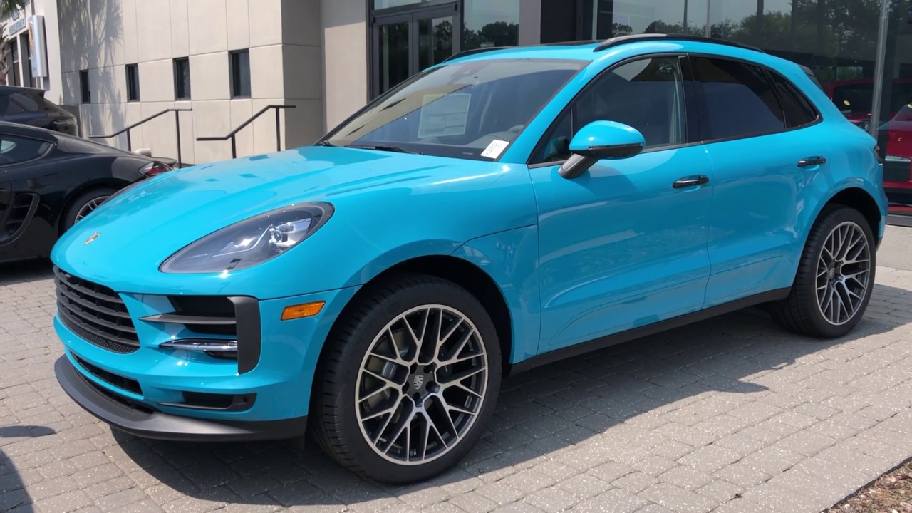 Цвета осень макан. Порше Макан Miami Blue. Порше Кайен голубой 2022. Porsche Macan 2022 Miami Blue. Порше Макан голубой.