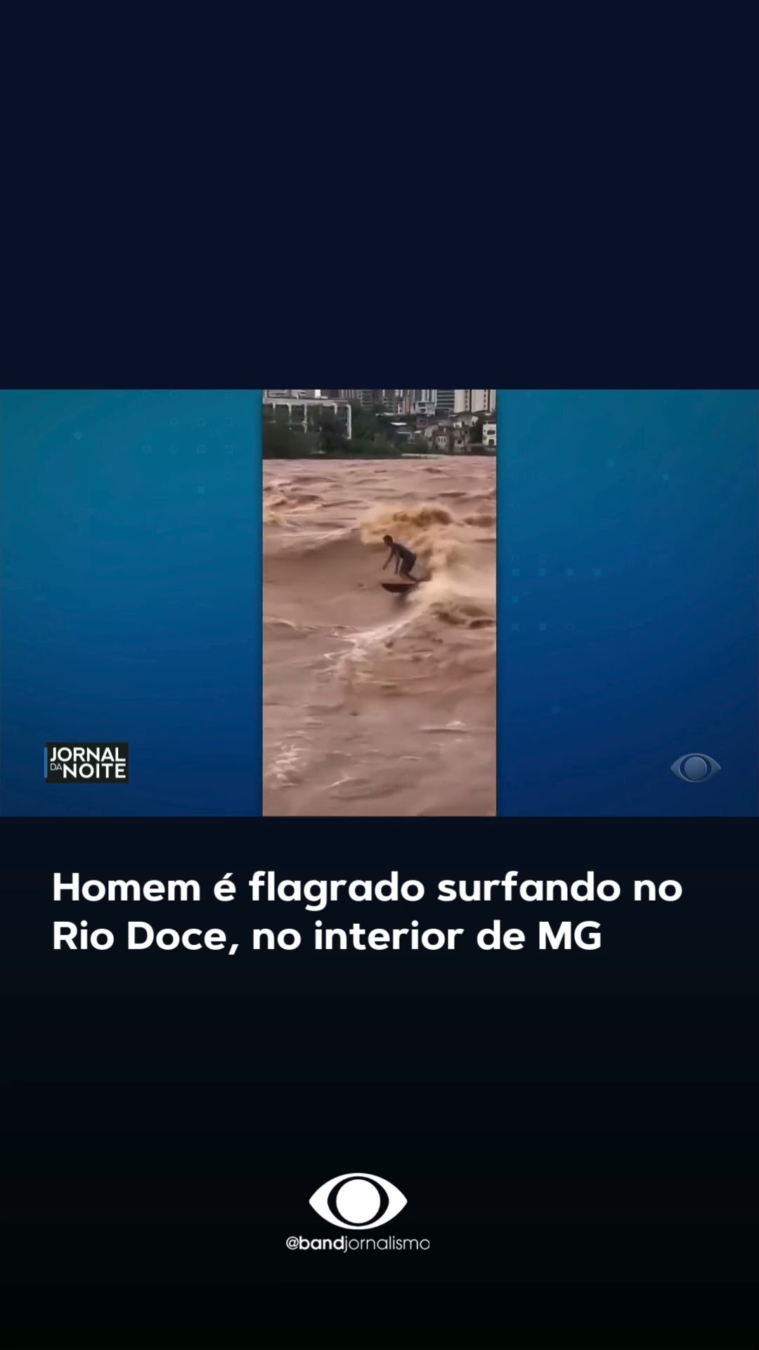 Homem é flagrado surfando no Rio Doce, no interior de MG #shorts