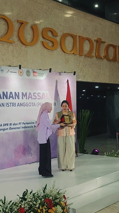 Menghibur anak2 antri khitan di gedung DPR yg di gelar oleh PIA