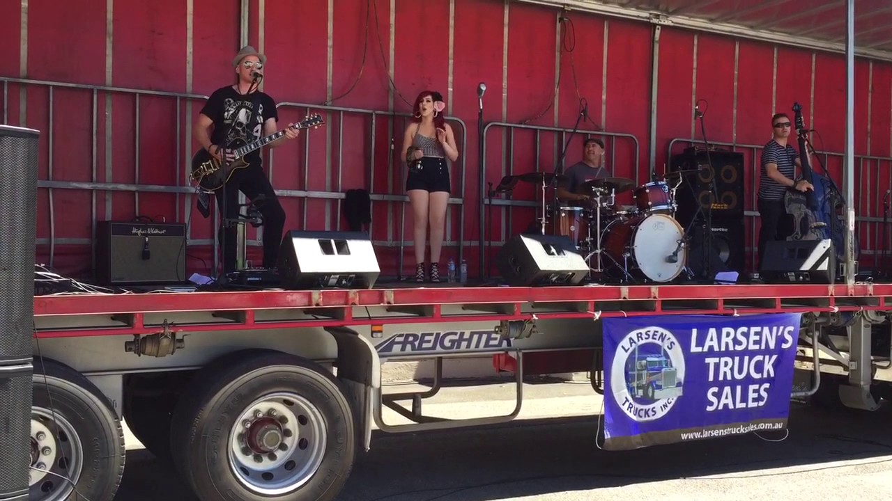 Folsom Prison Blues, Rosie and the Mighty Kings auf YouTube ansehen Folsom Prison Blues, Rosie and the Mighty Kings auf YouTube ansehen