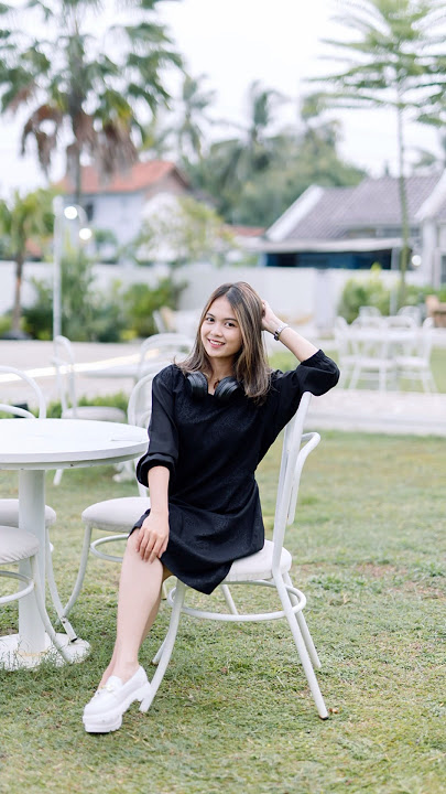 Ide pose duduk di cafe taman #idefoto #photography