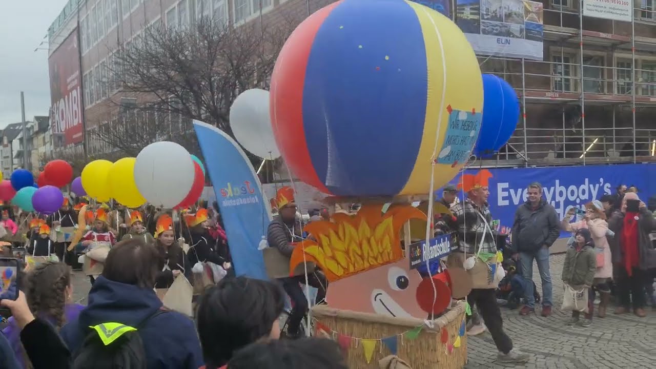 Kinder-Karnevalsumzug  2024 in Düsseldorf feiert Europarekord! Helau!!! Rolandschule